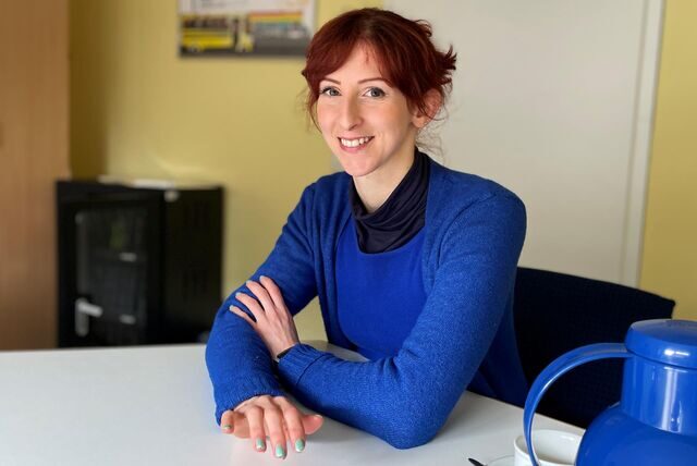Daniela Bühler sitzt im Konferenzraum des Alexandrine-Hegemann-Berufskollegs in Recklinghausen