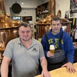 Elmar Bök (l.), hier mit Bierbrauer Christoph Kirchhelle, leitet das Brauhaus Rütershoff – und ist selbst großer Fußballfan.