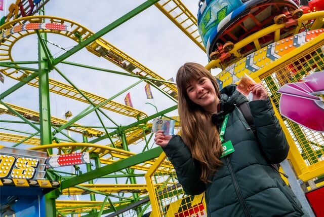 RZ-Volontärin Janka Hardenacke steht vor der Achterbahn „Crazy Mouse“. Sie hält 30 Euro in ihren Händen.