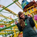 RZ-Volontärin Janka Hardenacke steht vor der Achterbahn „Crazy Mouse“. Sie hält 30 Euro in ihren Händen.