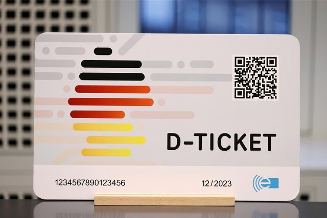 Ein übergroßes Modell des neuen Deutschlandtickets wird bei einer Pressekonferenz vorgestellt.