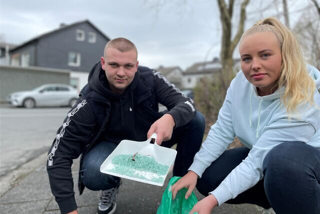 Dorian Ozimkiewicz und seine Partnerin Cindy Stempka fegen Scherben zusammen.