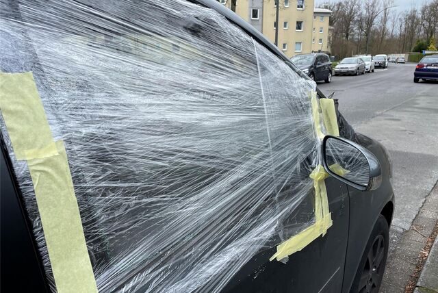 Auto mit zerstörter Beifahrerscheibe.