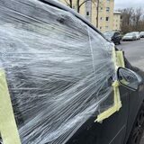 Auto mit zerstörter Beifahrerscheibe.