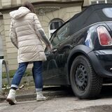 Eine Frau nähert sich einem Auto, das in der Liebigstraße mit den Vorderreifen auf einer Grünfläche steht und den Hinterreifen in der eingezeichneten Parkbox.