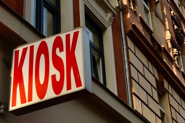 Ein Kiosk-Schild hängt an einer Hausfassade (Symbolbild).