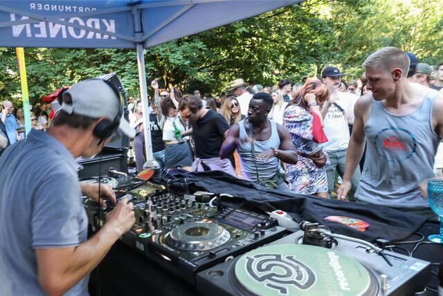 Die „Summersounds DJ Picknicks“ stehen wieder bevor. Von Juni bis August gibt es tanzbare Beats an sieben Samstagen.