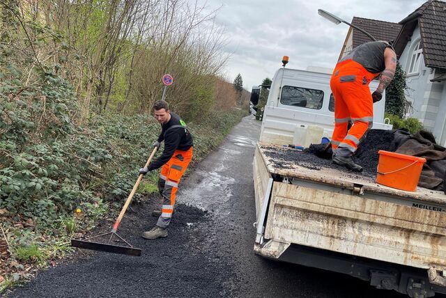 Ein Straßenbau-Trupp des EUV macht den Brückenweg in Castrop wieder befahrbar. Mit Heißasphalt aus Ickern.