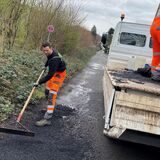 Ein Straßenbau-Trupp des EUV macht den Brückenweg in Castrop wieder befahrbar. Mit Heißasphalt aus Ickern.