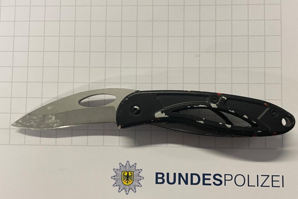 Dieses Einhandmesser entdeckten Bundespolizisten bei einem Mann aus Castrop-Rauxel.
