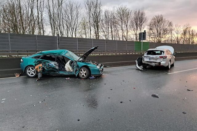 Zwei der Autos, die in den Unfall auf der A42 verwickelt waren.