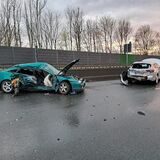 Zwei der Autos, die in den Unfall auf der A42 verwickelt waren.