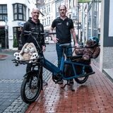 Michael Benthaus und Gerold Weidlich von Big Wheel in Recklinghausen mit einem neuen Cargo-Bike.