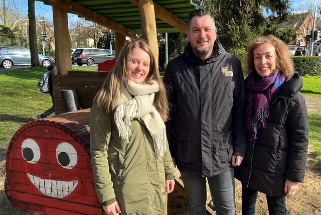 Johanna Laß (l.), Boris Waschkowitz und Susanne Dammann stehen vor einem Lokomotive-Spielgerät.