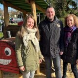 Johanna Laß (l.), Boris Waschkowitz und Susanne Dammann stehen vor einem Lokomotive-Spielgerät.