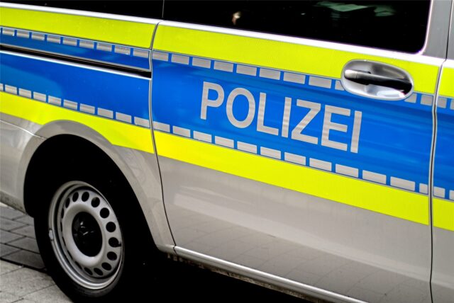 Die Polizei sucht einen Fahrradfahrer, der eine junge Frau belästigt hat.