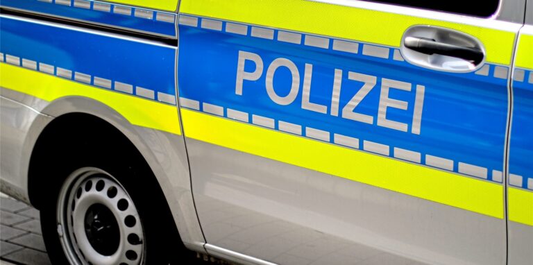 Die Polizei sucht einen Fahrradfahrer, der eine junge Frau belästigt hat.