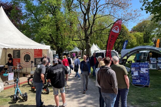 Viele Personen stehen im Kardinal-Graf-von-Galen-Park während der Halterner Outdoor- und Fahrradtage
