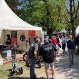 Viele Personen stehen im Kardinal-Graf-von-Galen-Park während der Halterner Outdoor- und Fahrradtage
