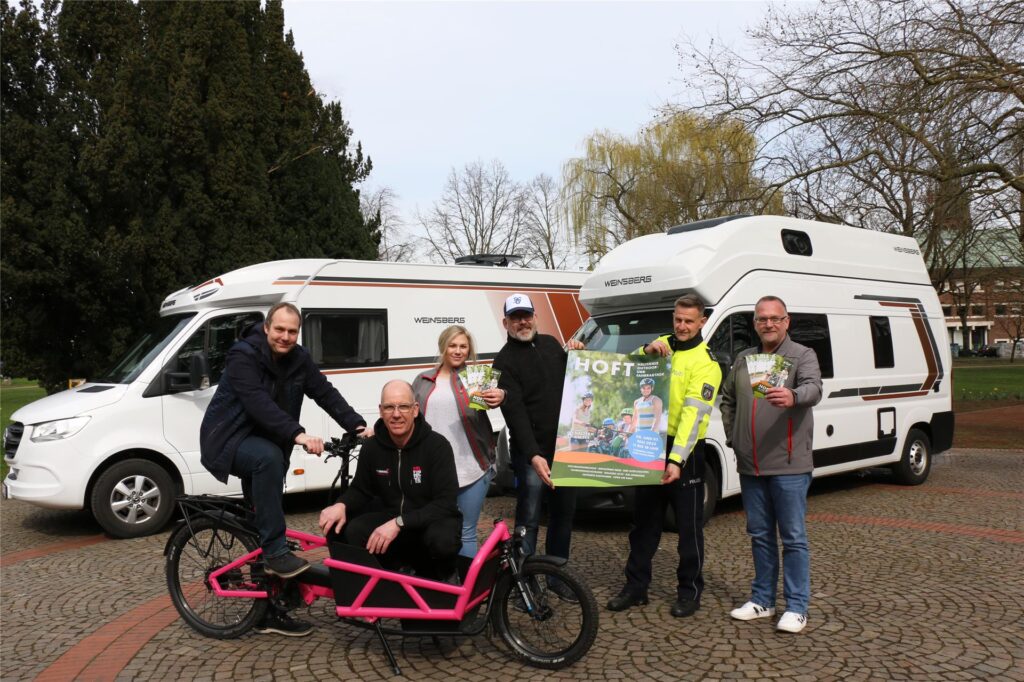 Die Veranstalter der HOFT stehen vor zwei Campingwägen Die Veranstalter der HOFT stehen vor zwei Campingwägen