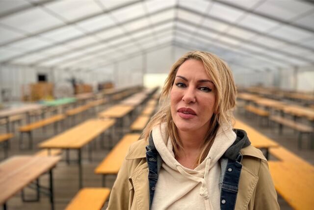 Veranstalterin Jasmin Sahin steht im Zelt des „Festi Ramazan“ in Dortmund.