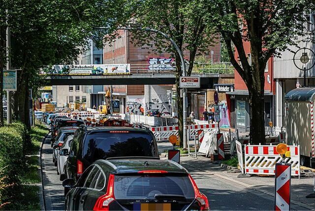 Die Sperrung einer Fahrspur reicht, um auf der Märkischen Straße einen langen Stau zu provozieren.