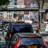 Die Sperrung einer Fahrspur reicht, um auf der Märkischen Straße einen langen Stau zu provozieren.