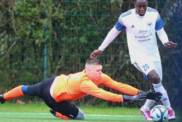 Schwerins Keeper Cedric Niemeyer (l) kassierte gegen BW Huckarde vier Gegentore.