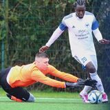 Schwerins Keeper Cedric Niemeyer (l) kassierte gegen BW Huckarde vier Gegentore.