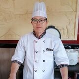 Ein Angestellter der Sushi-Bar steht in der Filiale an der Rottstraße in Recklinghausen