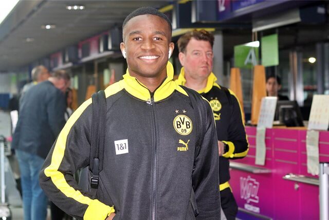 Youssoufa Moukoko am Dortmund Airport.