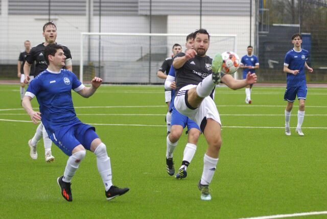 Nicht geglänzt haben Tim Jökel (r.) und die Kreisliga-A-Fußballer von Borussia Ahsen bei Westfalia Vinnum.