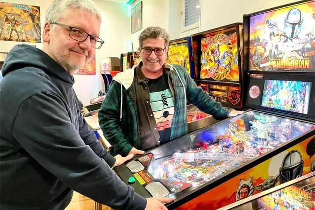 Oliver Zander und Marcus Arning stehen an einem Flipper-Automaten im Flipper-Eck in Recklinghausen.