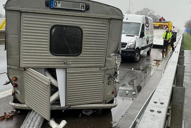 Ein historischer Foodtruck wurde beim Unfall auf der A 31 ebenfalls beschädigt.