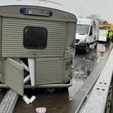 Ein historischer Foodtruck wurde beim Unfall auf der A 31 ebenfalls beschädigt.