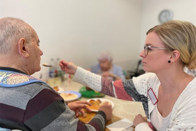 Eine Pflegefachkraft aus der Awo-Senioreneinrichtung in Ickern, Castrop-Rauxel, hilft einem Bewohner beim Mittagessen.