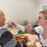 Eine Pflegefachkraft aus der Awo-Senioreneinrichtung in Ickern, Castrop-Rauxel, hilft einem Bewohner beim Mittagessen.