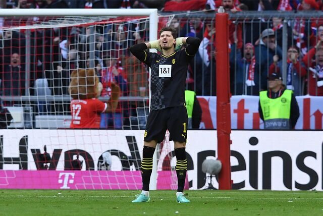 Gregor Kobel fasst sich mit beiden Händen an den Kopf