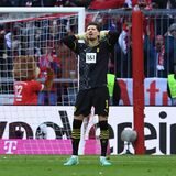 Gregor Kobel fasst sich mit beiden Händen an den Kopf