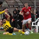 Antonios Papadopoulos grätscht den Ball weg.