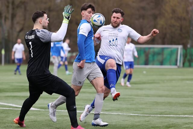 FCF-Keeper Marvin Raab (l) schied im Derby verletzt aus.