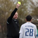 Wegen Ballwegschlagens sah Vedat Öz  (Nummer 28) vom FC Castrop-Rauxel im Derby beim FC Frohlinde die Gelbe Karte.