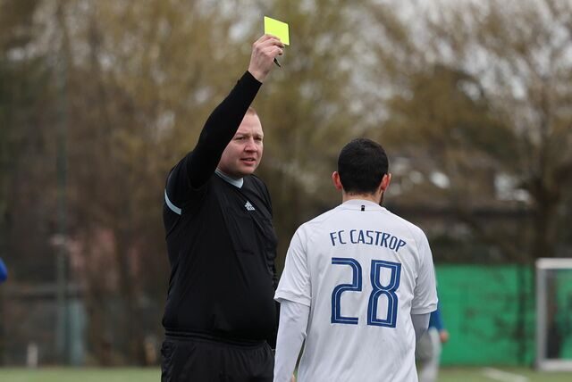 Wegen Ballwegschlagens sah Vedat Öz  (Nummer 28) vom FC Castrop-Rauxel im Derby beim FC Frohlinde die Gelbe Karte.
