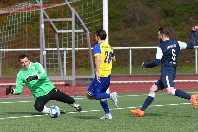 Kein Gegentor kassierte Laurence Süß (grünes Hemd), Keeper des VfR Rauxel, im Kreisliga-B-Spiel gegen Spvg Schwerin II. Sein Team siegte 9:0.