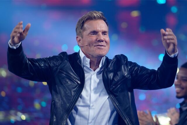 Juror Dieter Bohlen spricht bei der ersten Live-Sendung der Castingshow DSDS 2023.