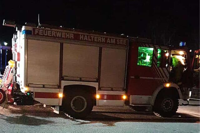 Ein Feuerwehr steht vor einem Haus.