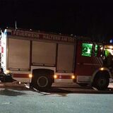 Ein Feuerwehr steht vor einem Haus.