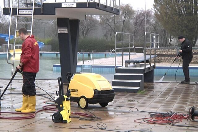 Im Dauerregen hat der Freibadverein begonnen, das Freibad in Sythen für die Sommersaison herzurichten.