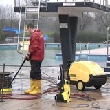 Im Dauerregen hat der Freibadverein begonnen, das Freibad in Sythen für die Sommersaison herzurichten.