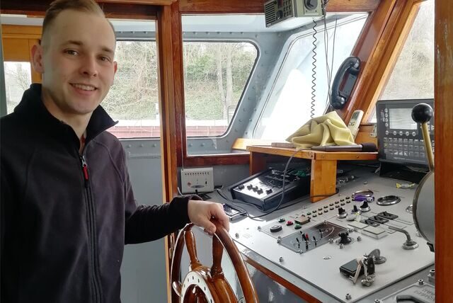 Andreas Kracke am Steuerrad der „Henrichenburg“